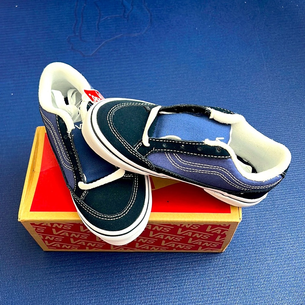 Brand new Vans kids “off the wall” bearcat sneakers size Y13